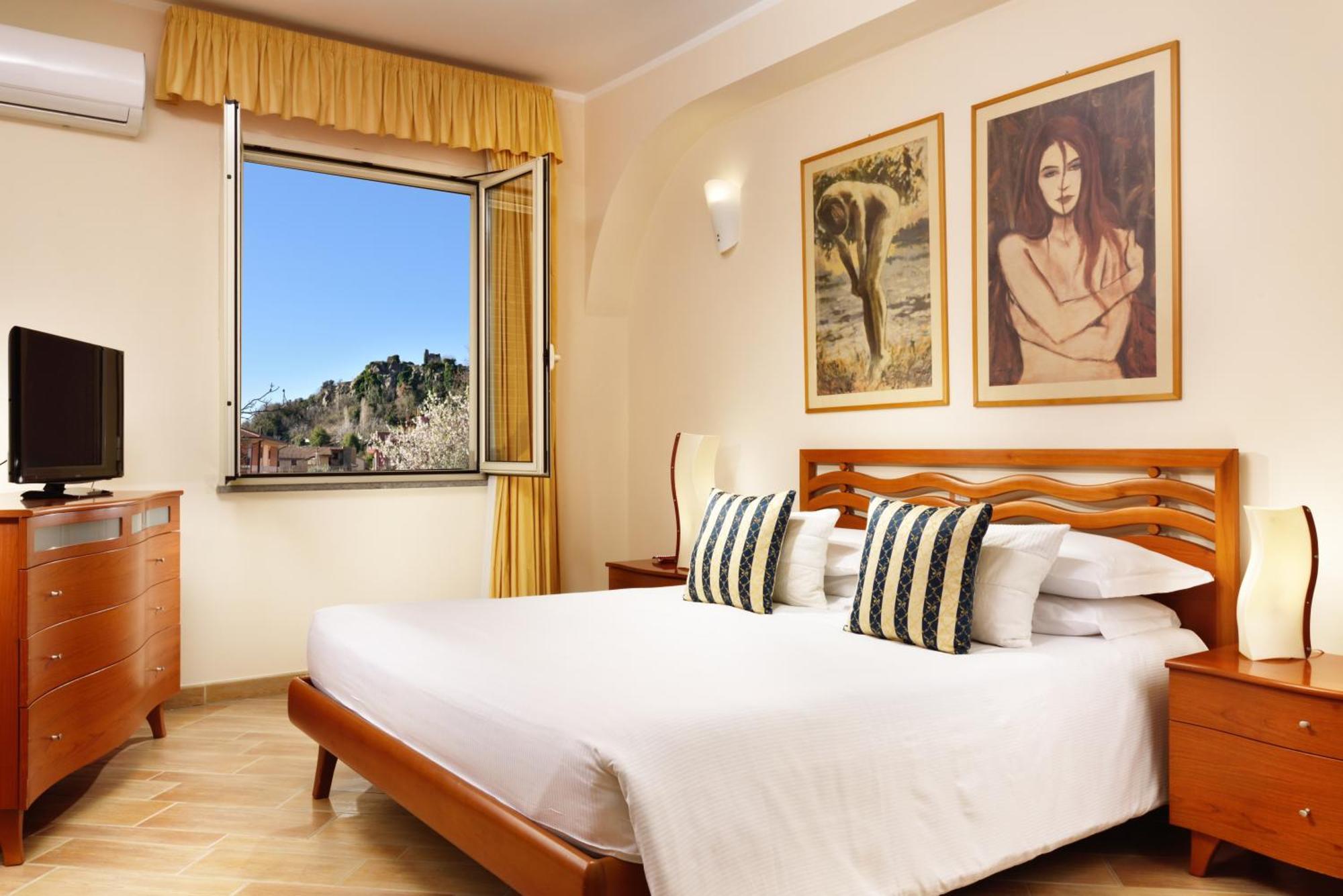 Deluxe One-Bedroom Apartment