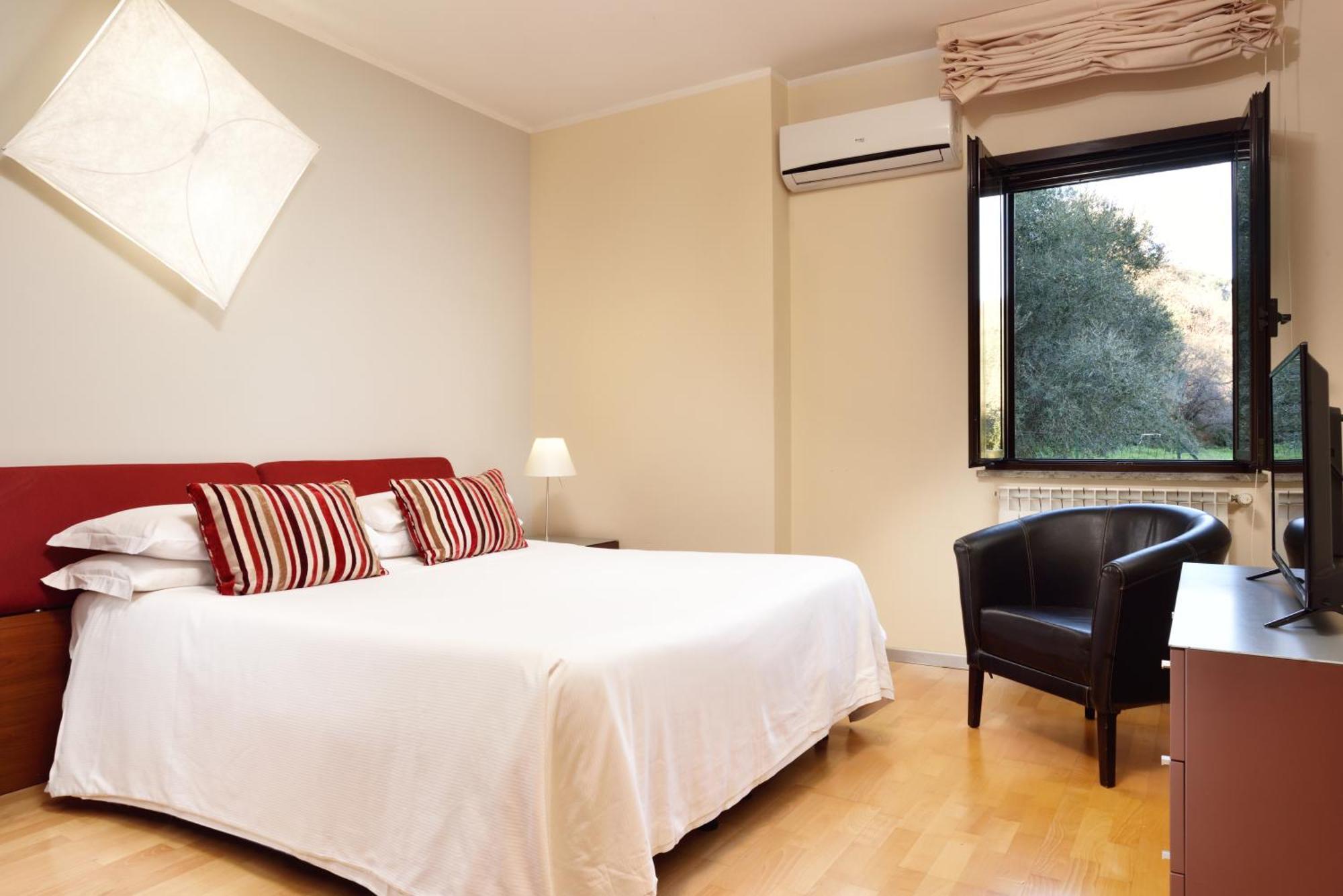 Deluxe One-Bedroom Apartment