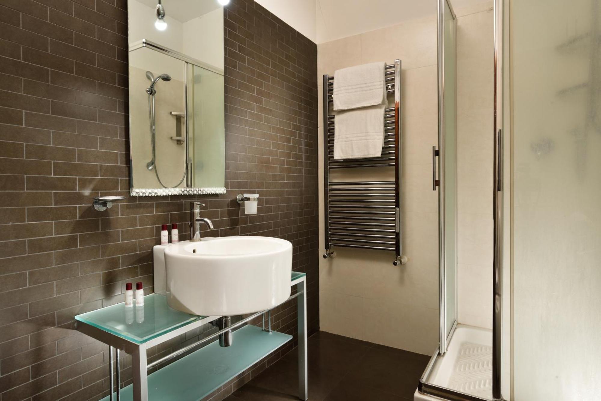 Deluxe One-Bedroom Apartment