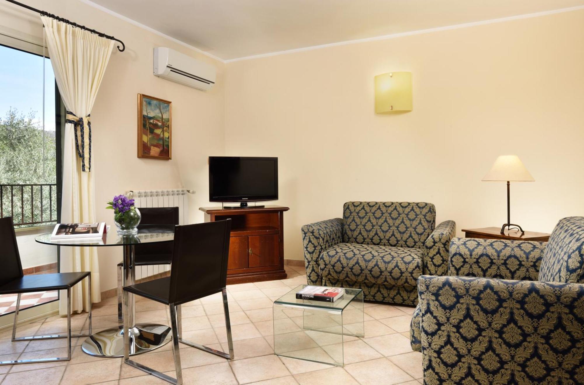 Deluxe One-Bedroom Apartment
