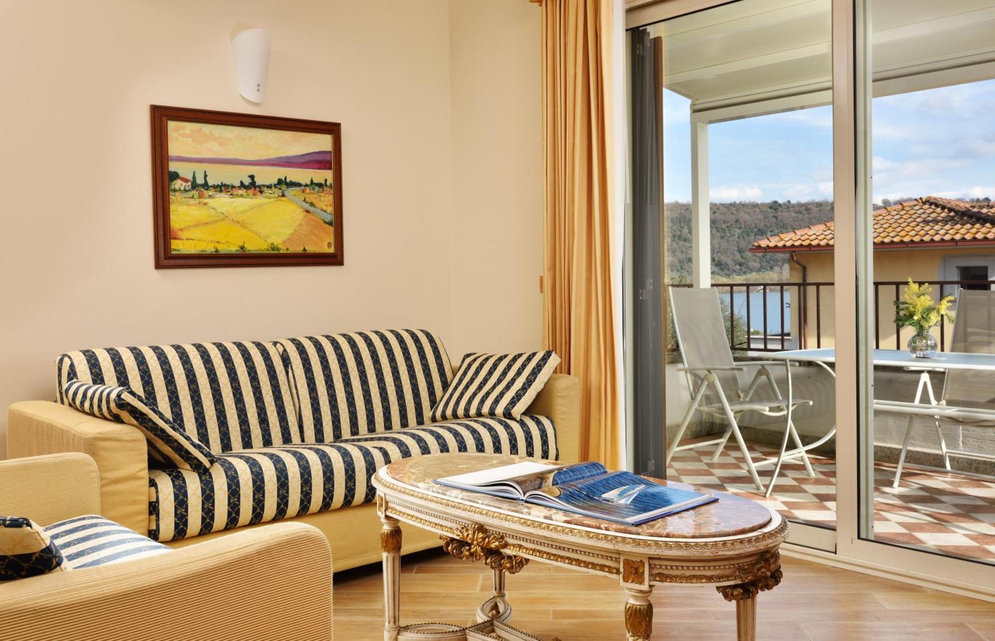 Deluxe One-Bedroom Apartment