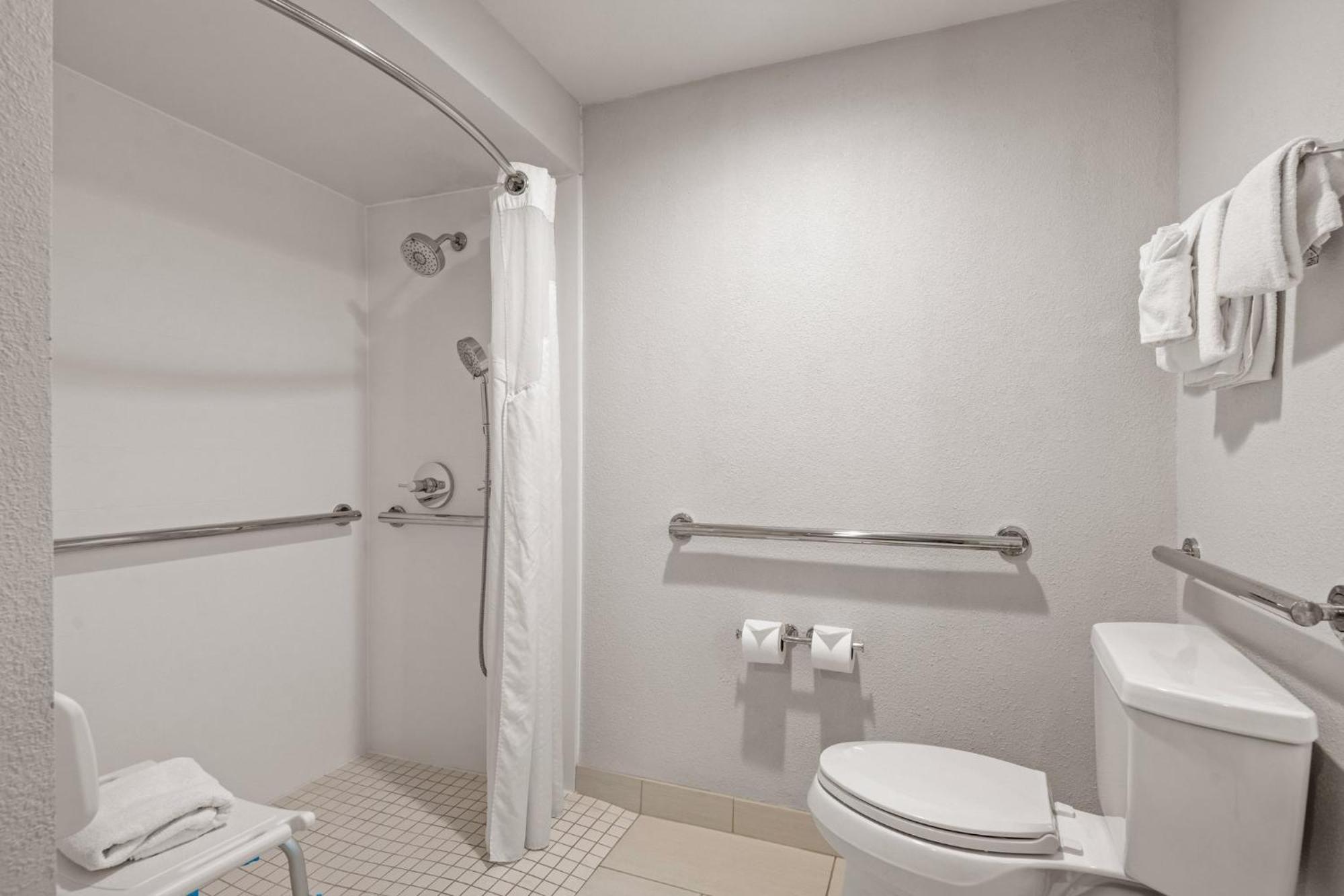 Queen Room Mobility or Hearing Access Non-Smoking,1499337523:JPEG