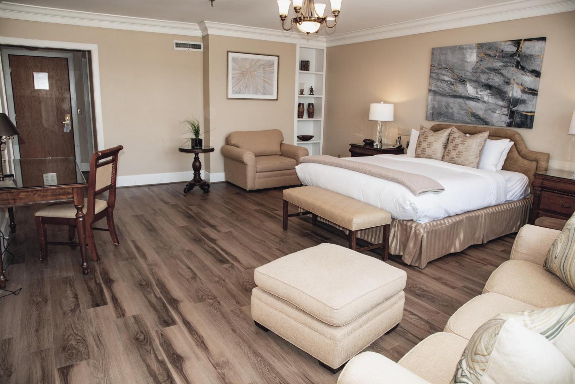 Executive King Suite City View Sofabed Whirlpool Bath or Non Smoking
