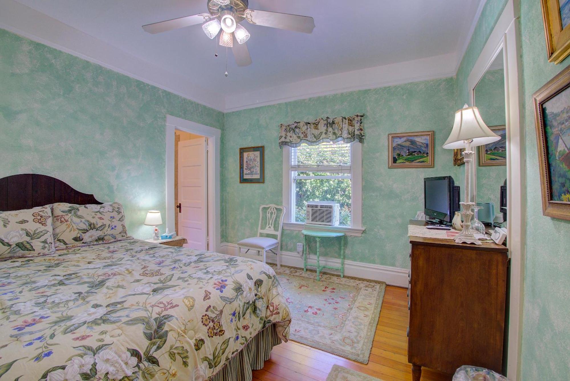 Standard Queen Room