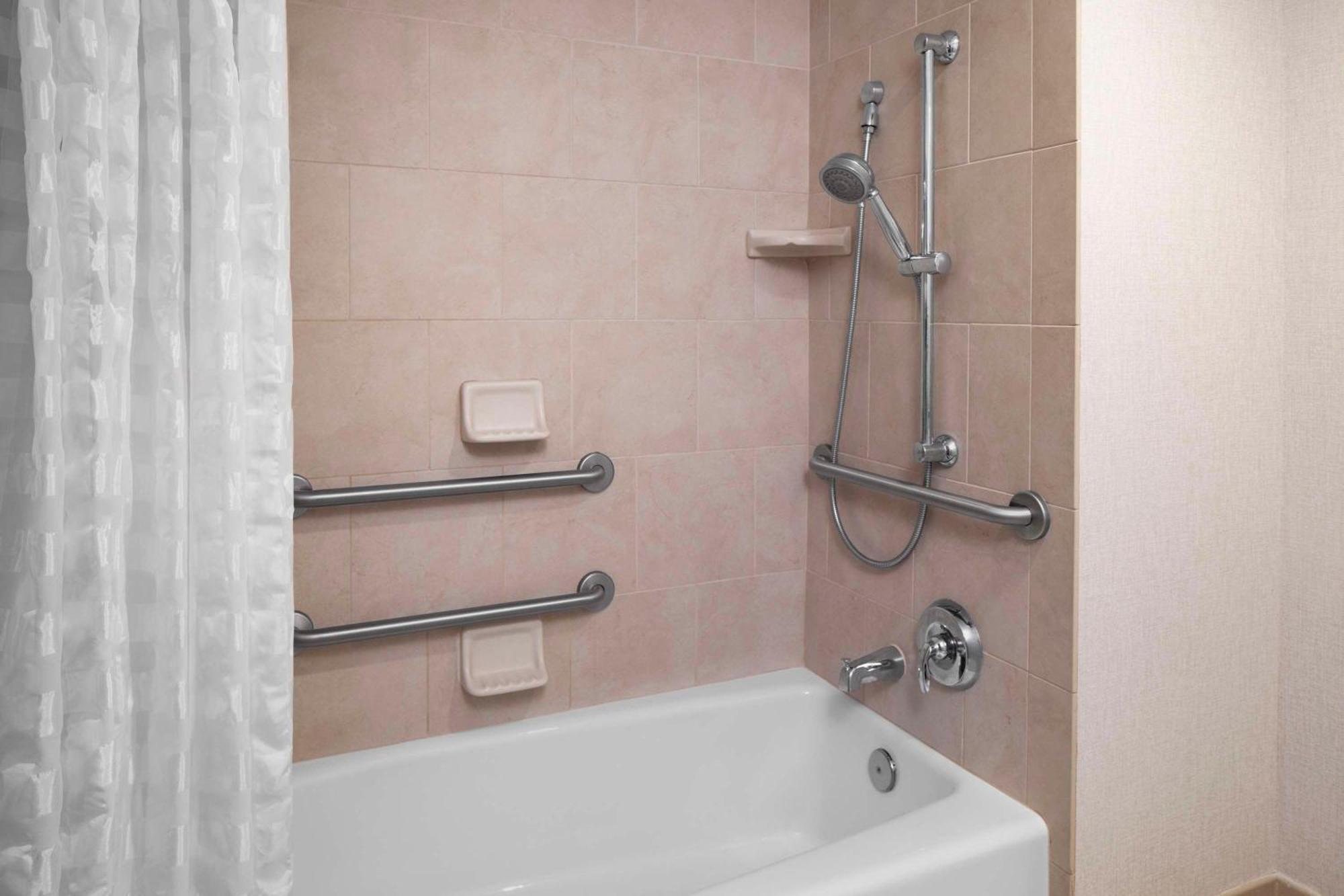 King Room Sofa Bed Roll Shower Disability Access,1498815184:JPEG