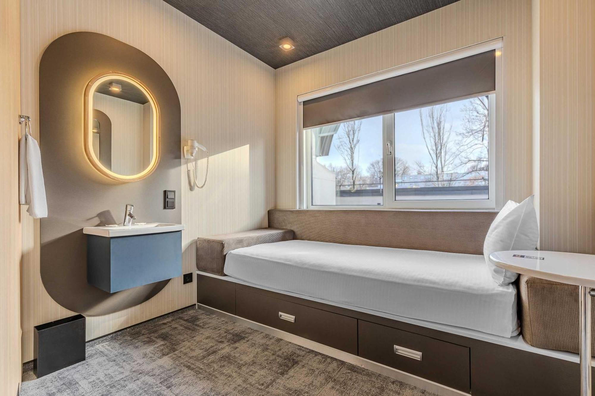 Deluxe Double Room Shower
