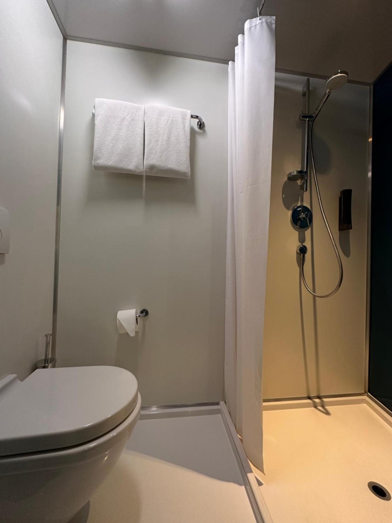 Deluxe Double Room Shower