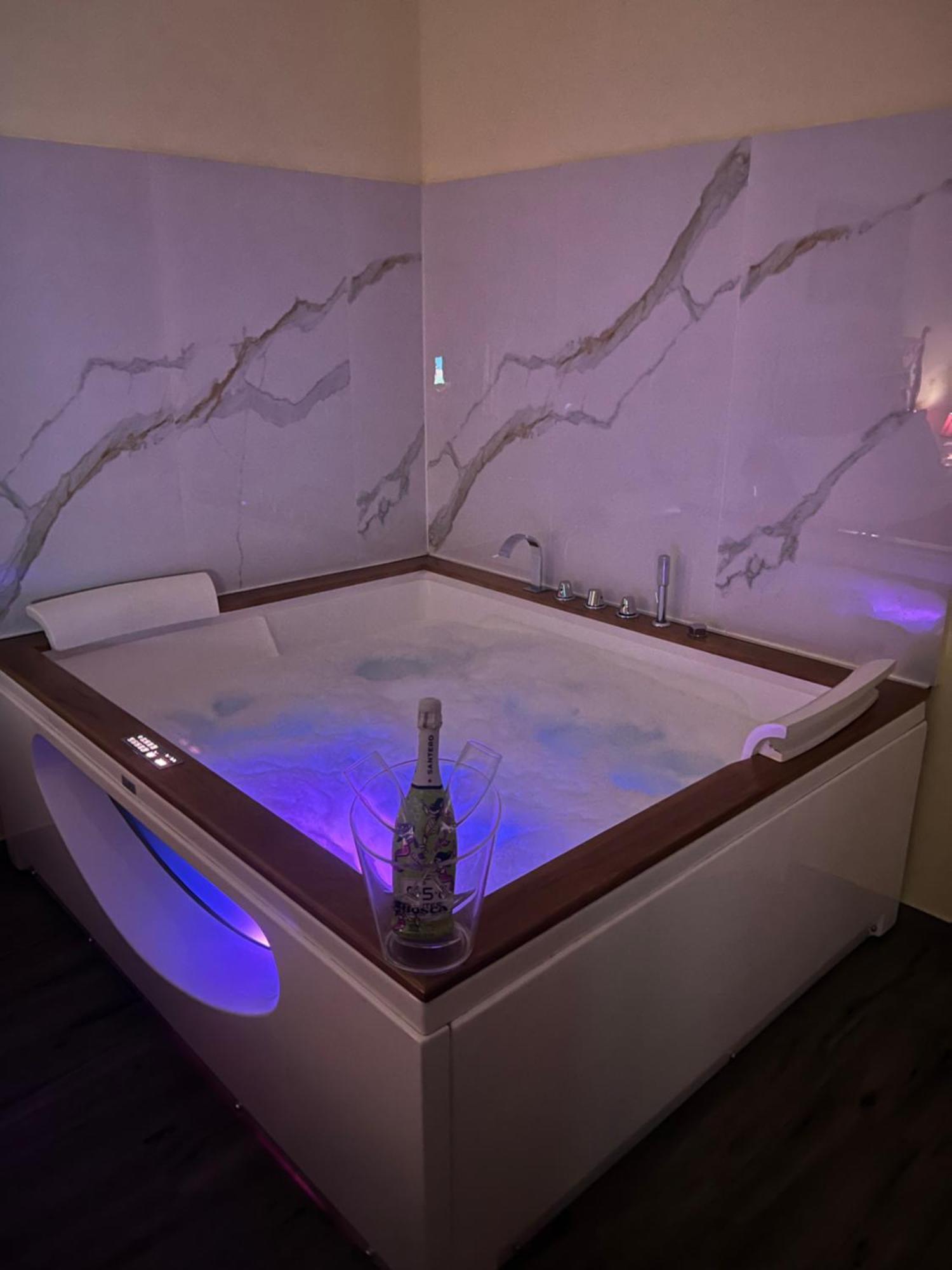 Deluxe Suite Spa Bath