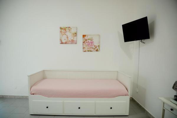 One-Bedroom Apartment Fucsia,1499889565:JPEG