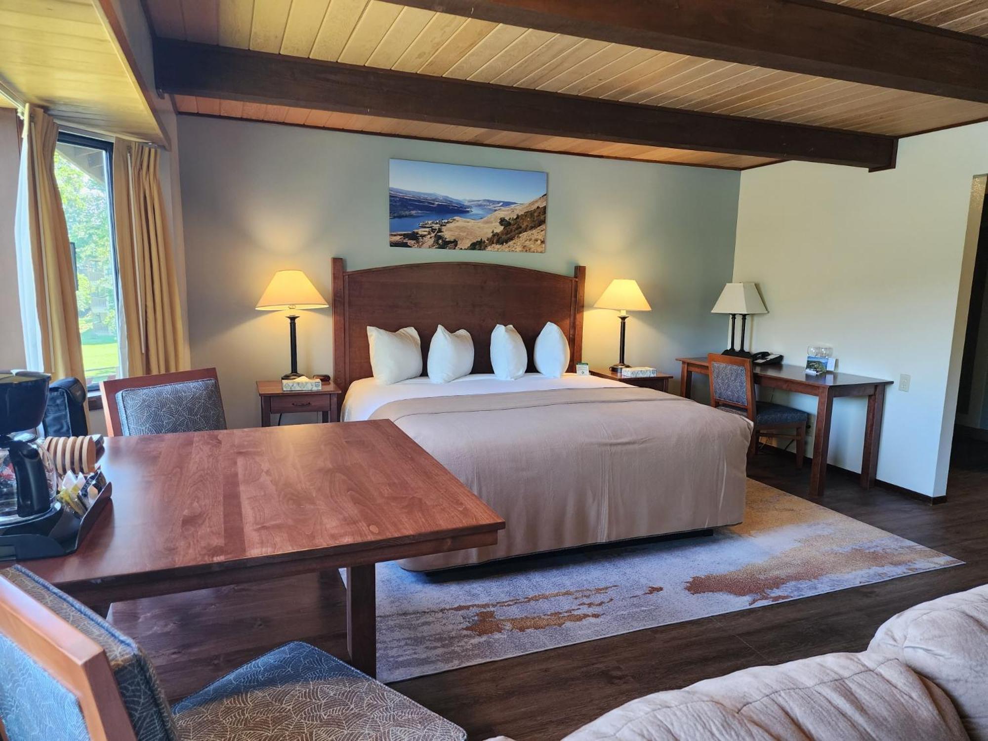 Premium 1 King Bed 1 Queen Bed Fireplace River view Kitchenette No Pets