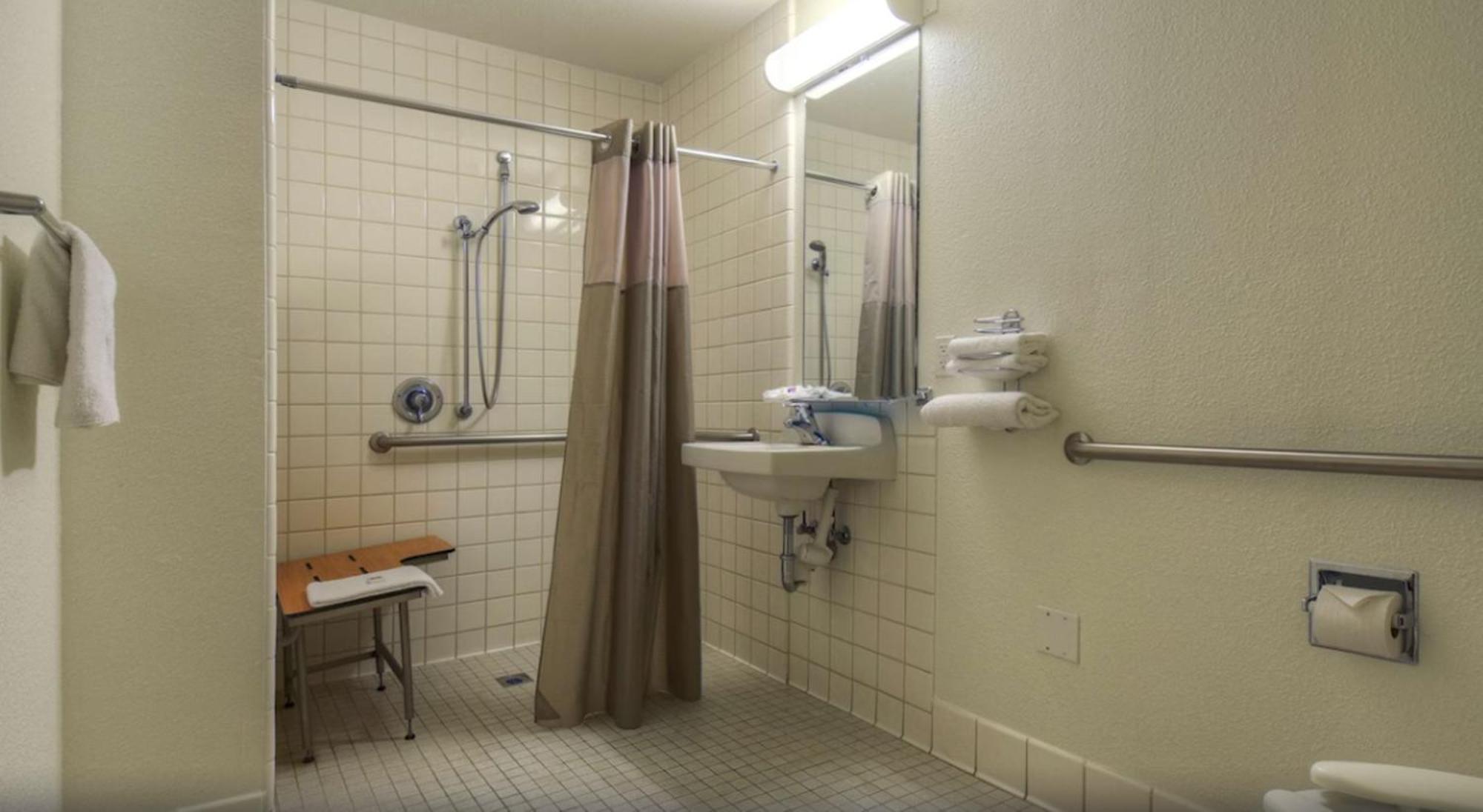 2 Queen Beds Mobility Accessible Tub Non Smoking