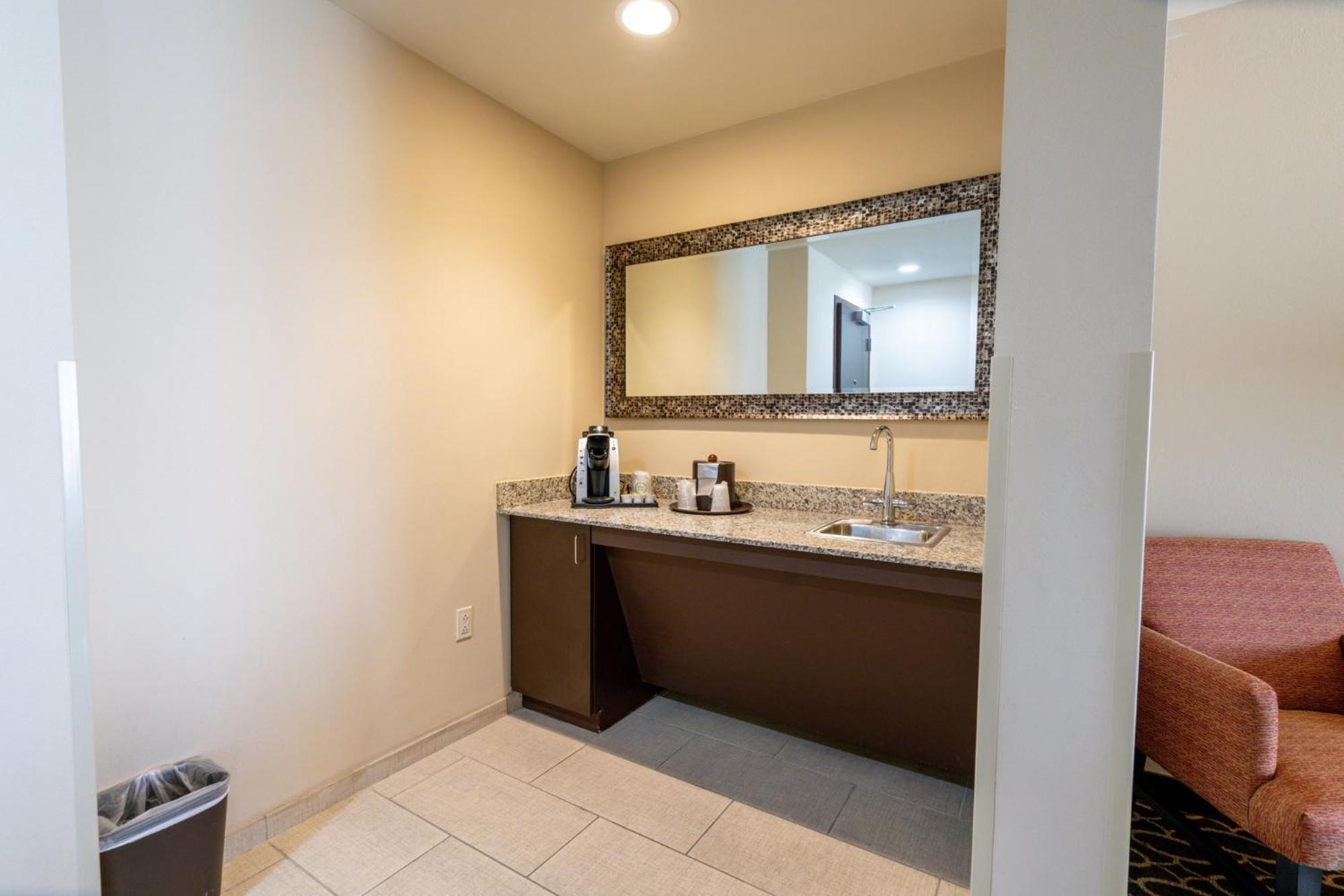 One-Bedroom Queen Suite,1605401731:JPEG