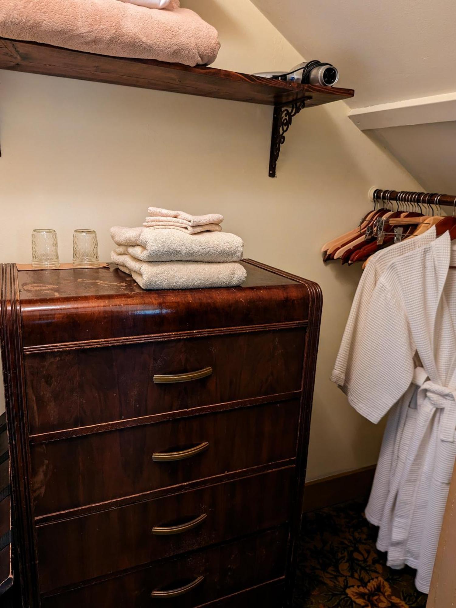 Standard Queen Room