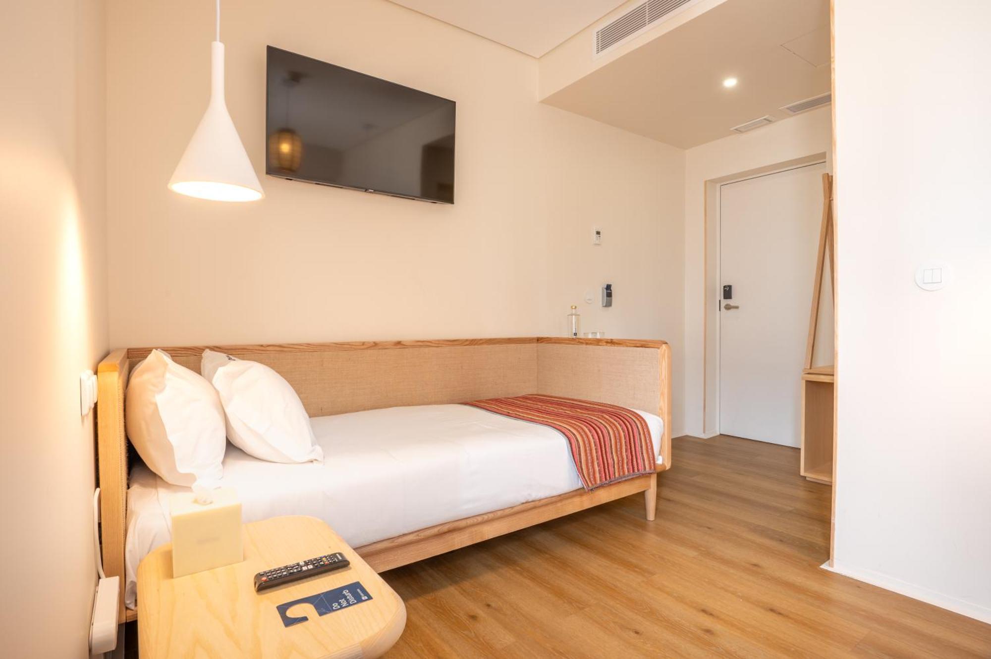 Small Twin Room,1594076845:JPEG