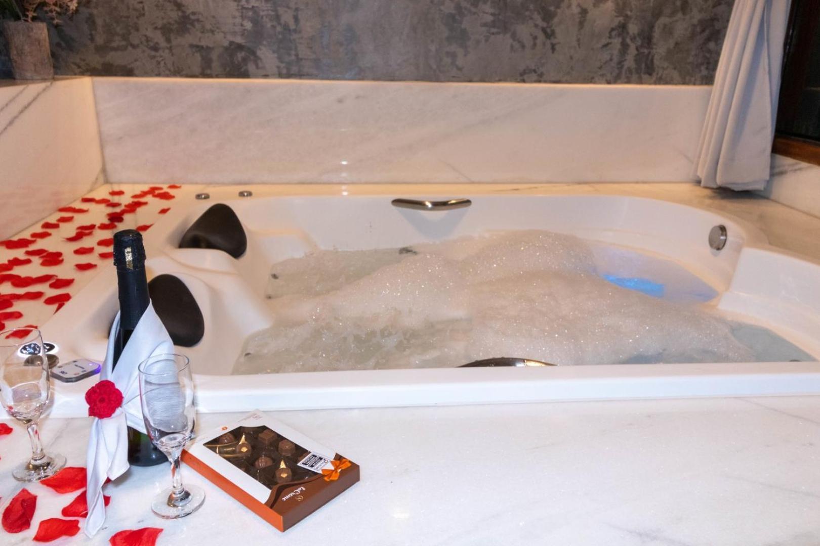 King Suite Spa Bath