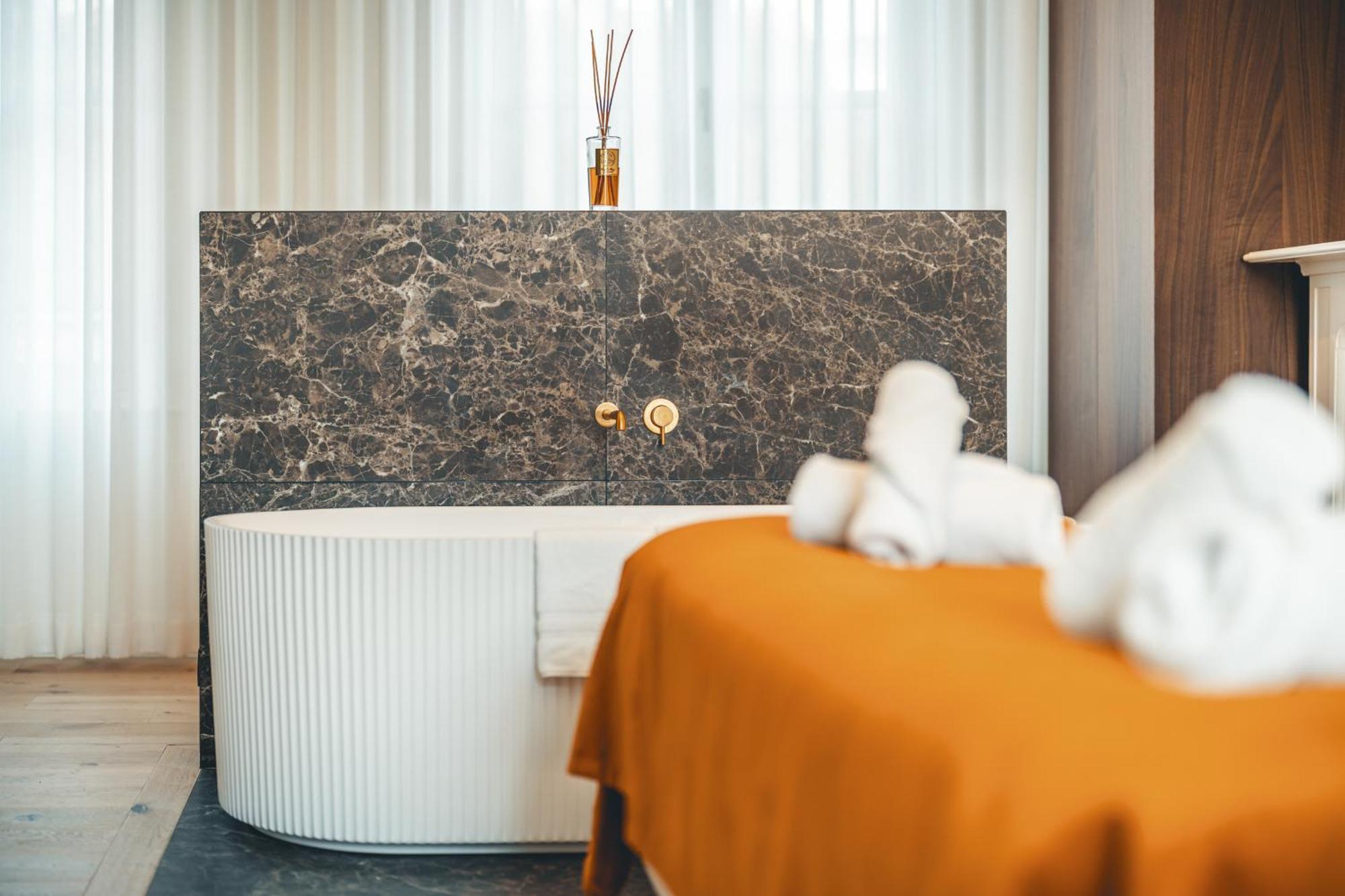 Deluxe Double Room Bath