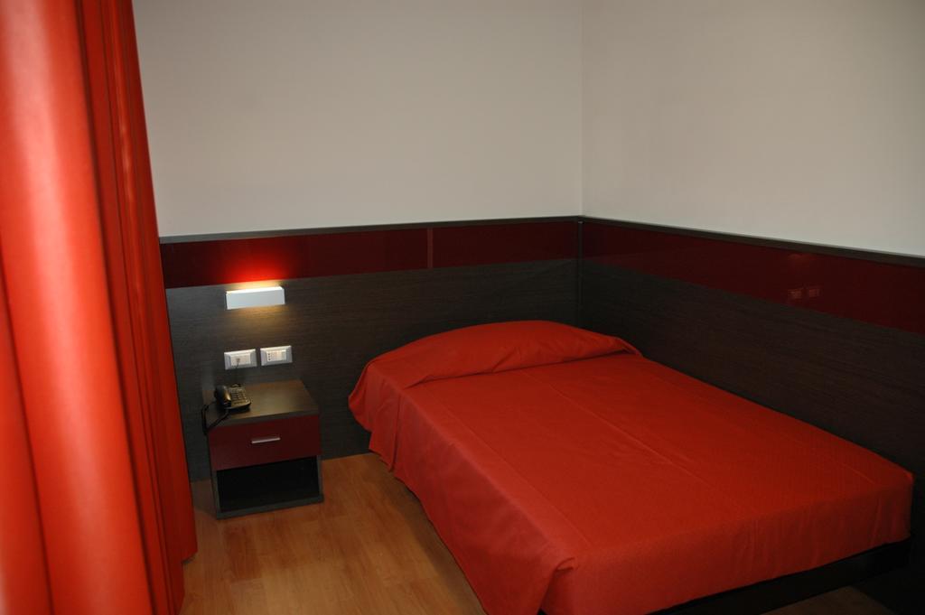 Single Room,154536203:JPEG