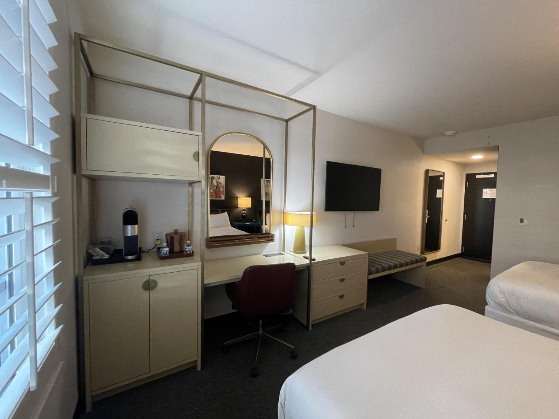 Queen Room with Two Queen Beds - Premium Floor