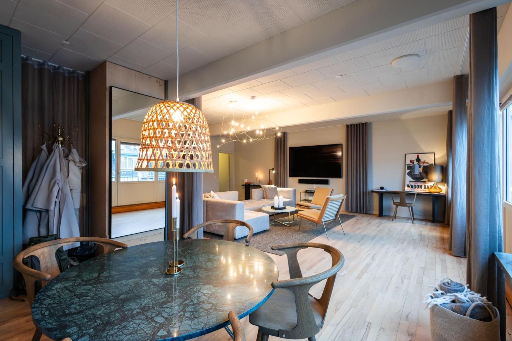 Two-Bedroom Penthouse Balcony & Habour View
