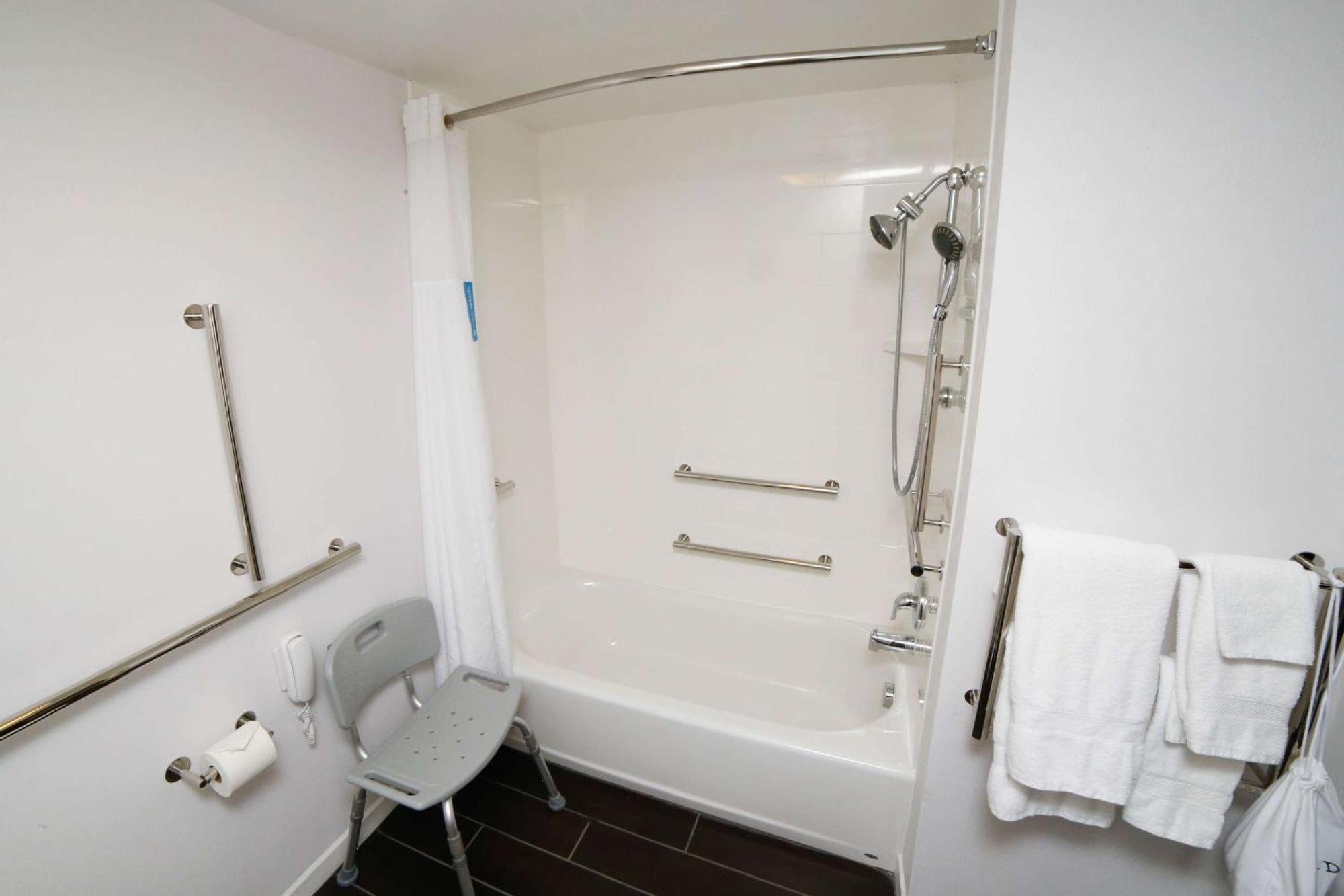 Queen Room with Mobility/Hearing Accessible Tub - Non-Smoking,1509864736:JPEG