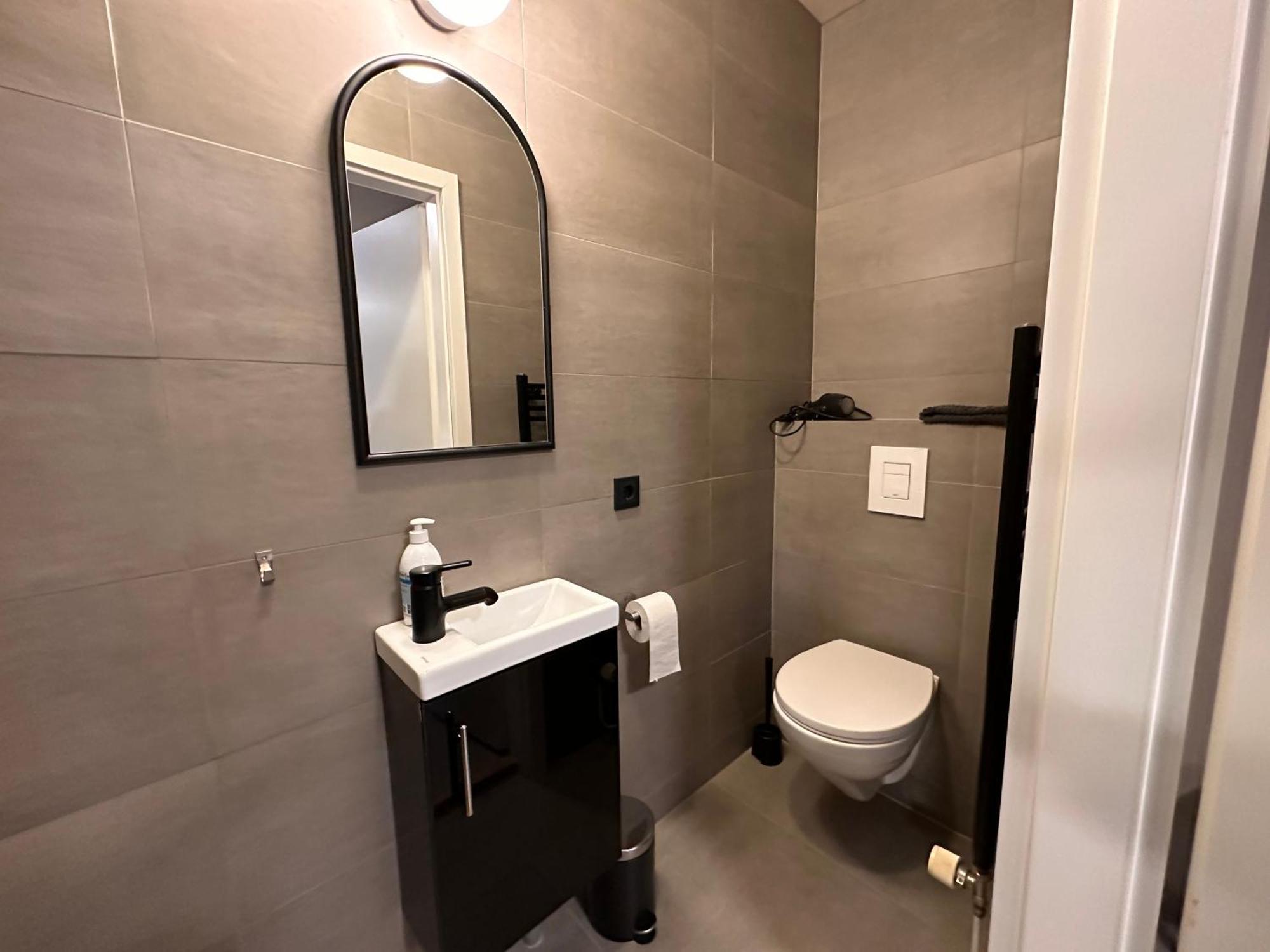 Studio Apartment Private Bathroom
