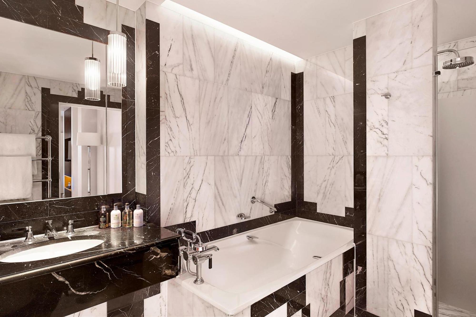 One-Bedroom King Suite Park View Club Lounge Access