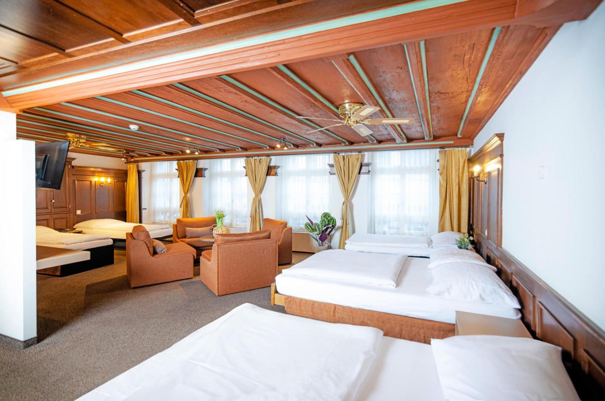 Octuple Room,1646330657:JPEG