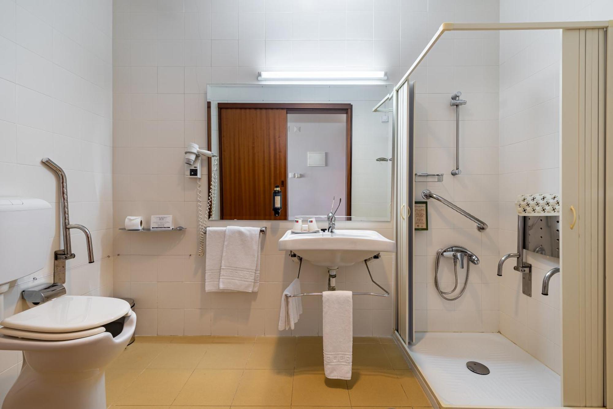 Double or Twin Room Disability Access,1516396276:JPEG