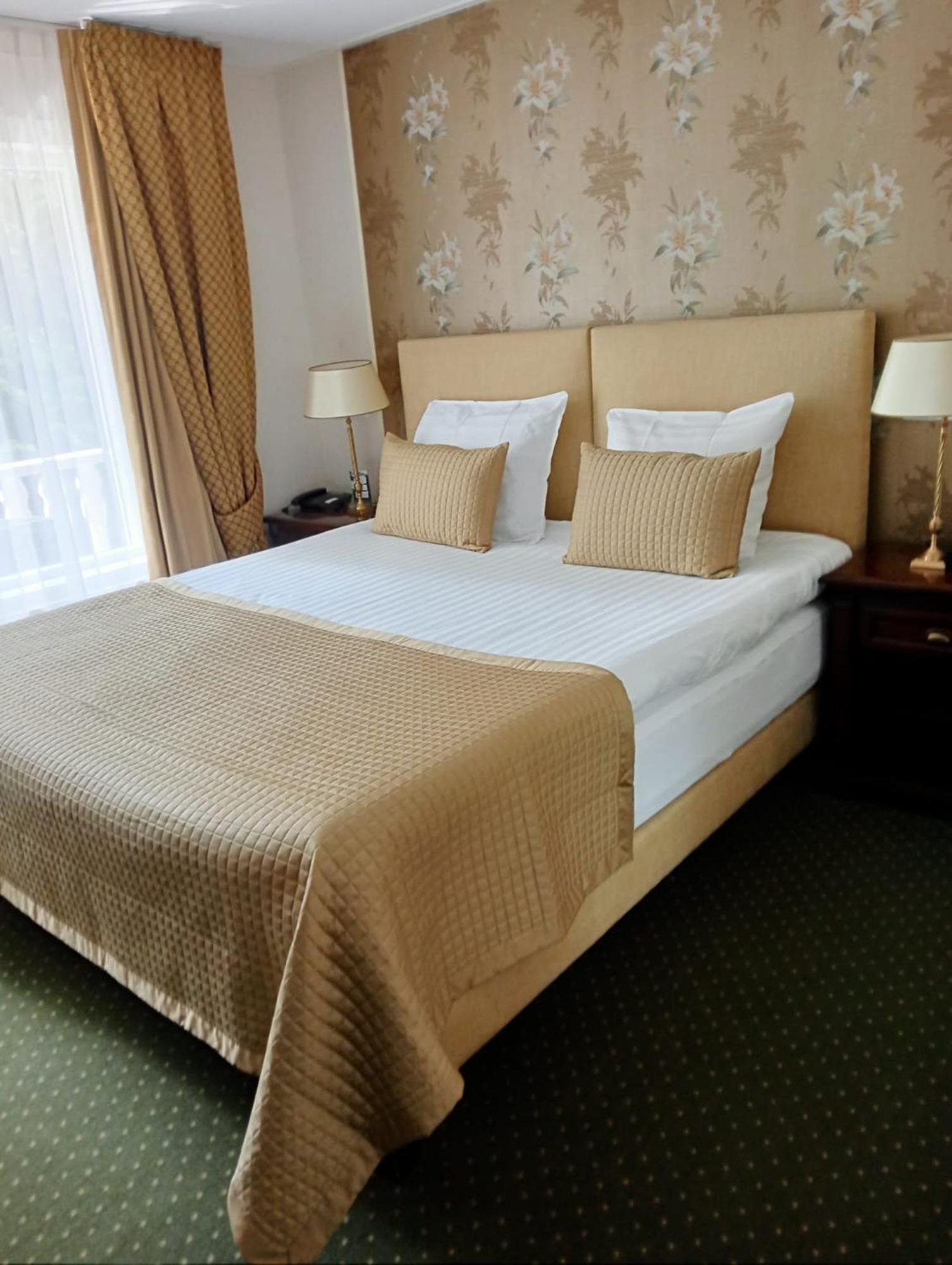 Deluxe Double Room Bath