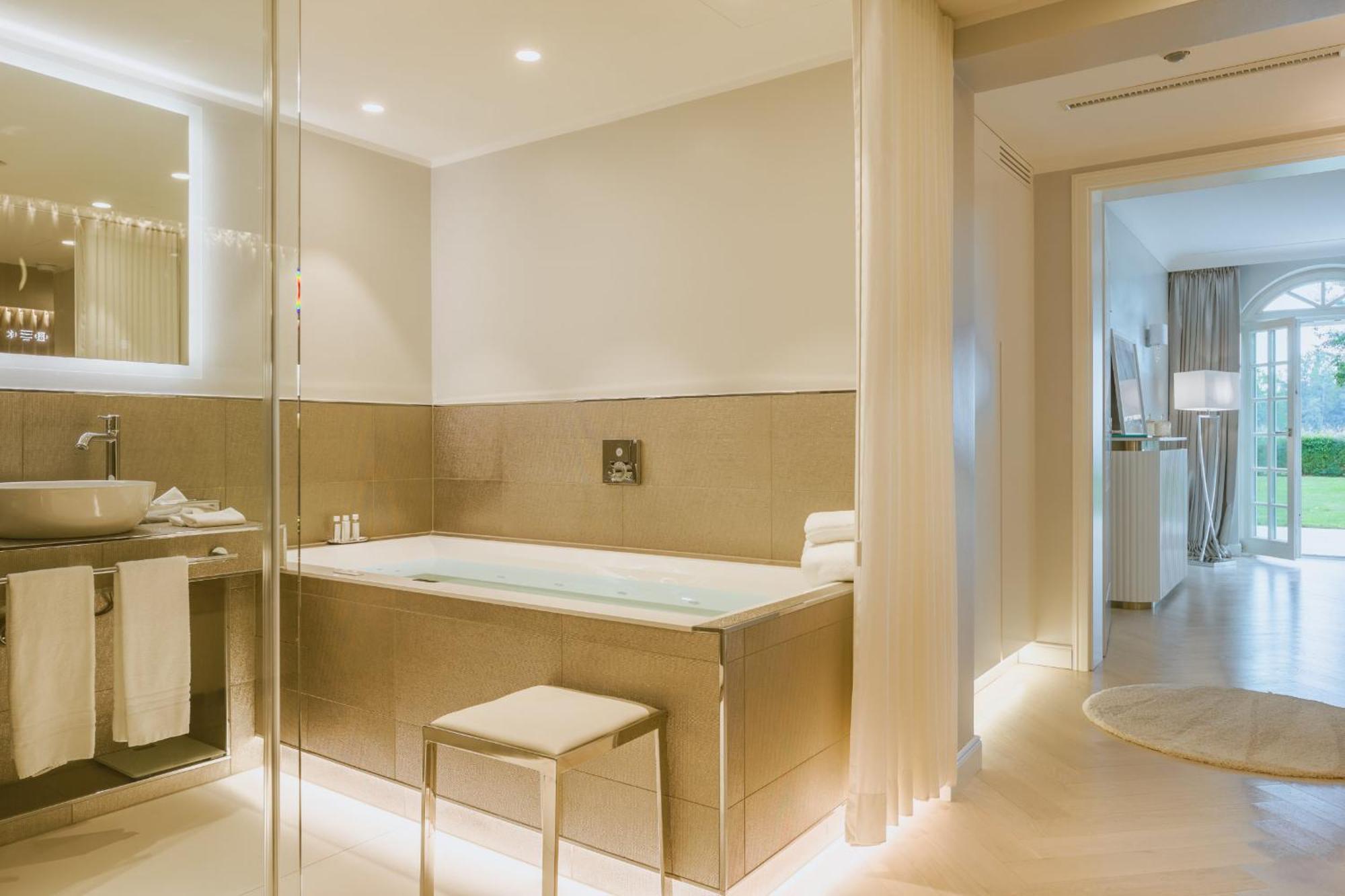 Deluxe Suite Spa Bath