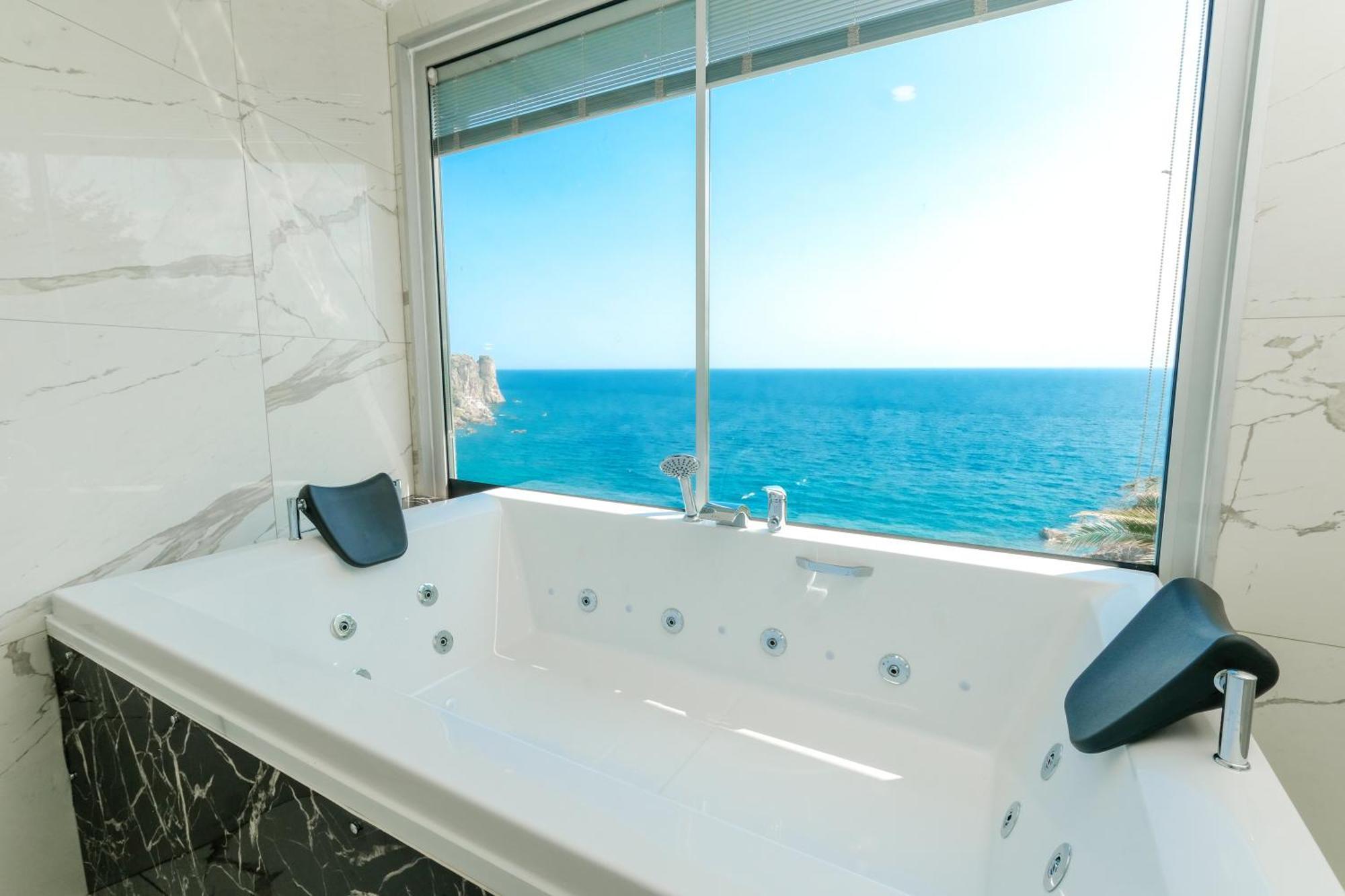 Deluxe Suite Spa Bath