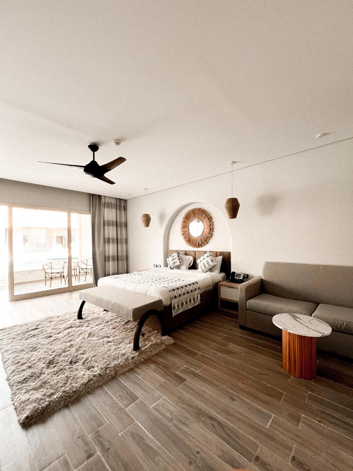 Jacuzzi Suite at Building