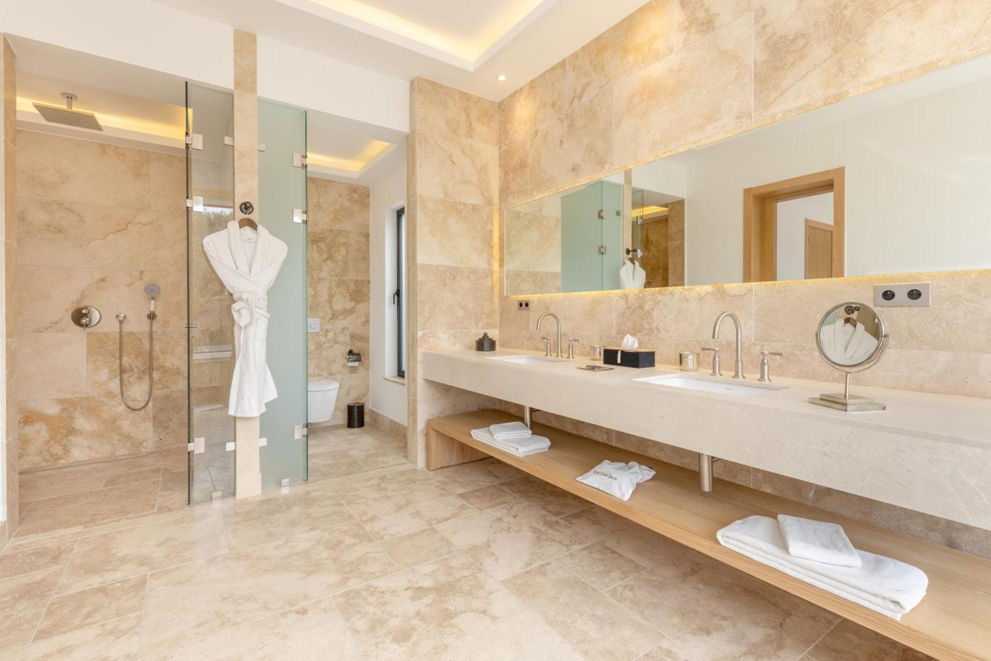 Deluxe Queen Suite