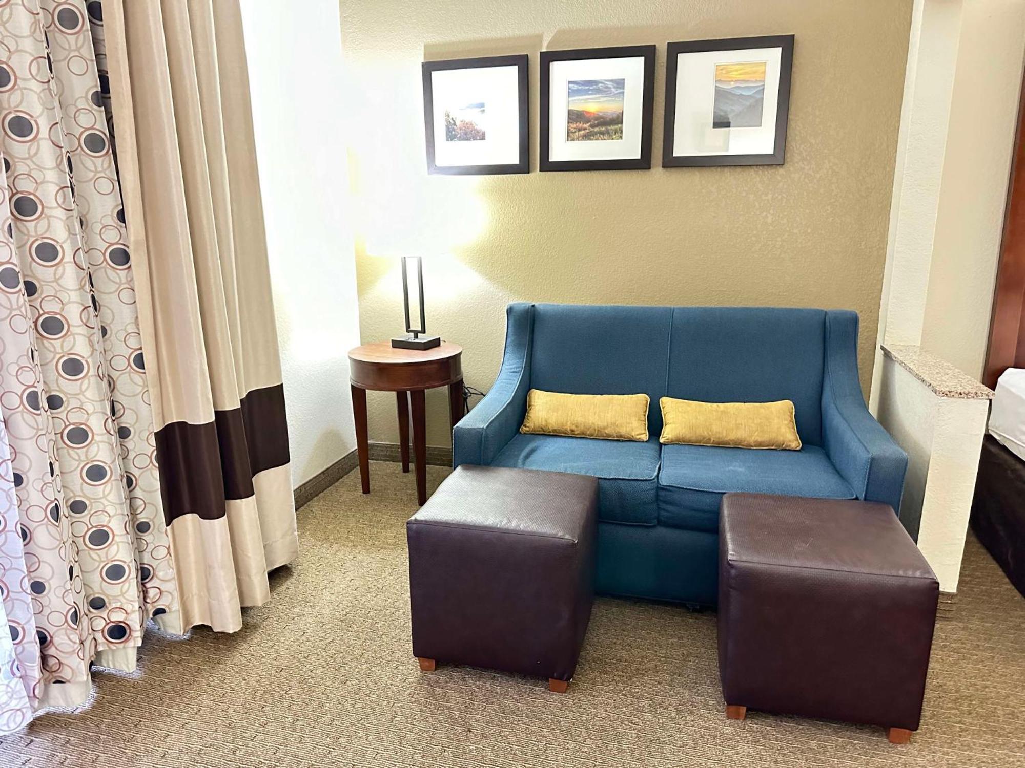 Queen Suite Two Queen Beds Sofa Bed Non-Smoking