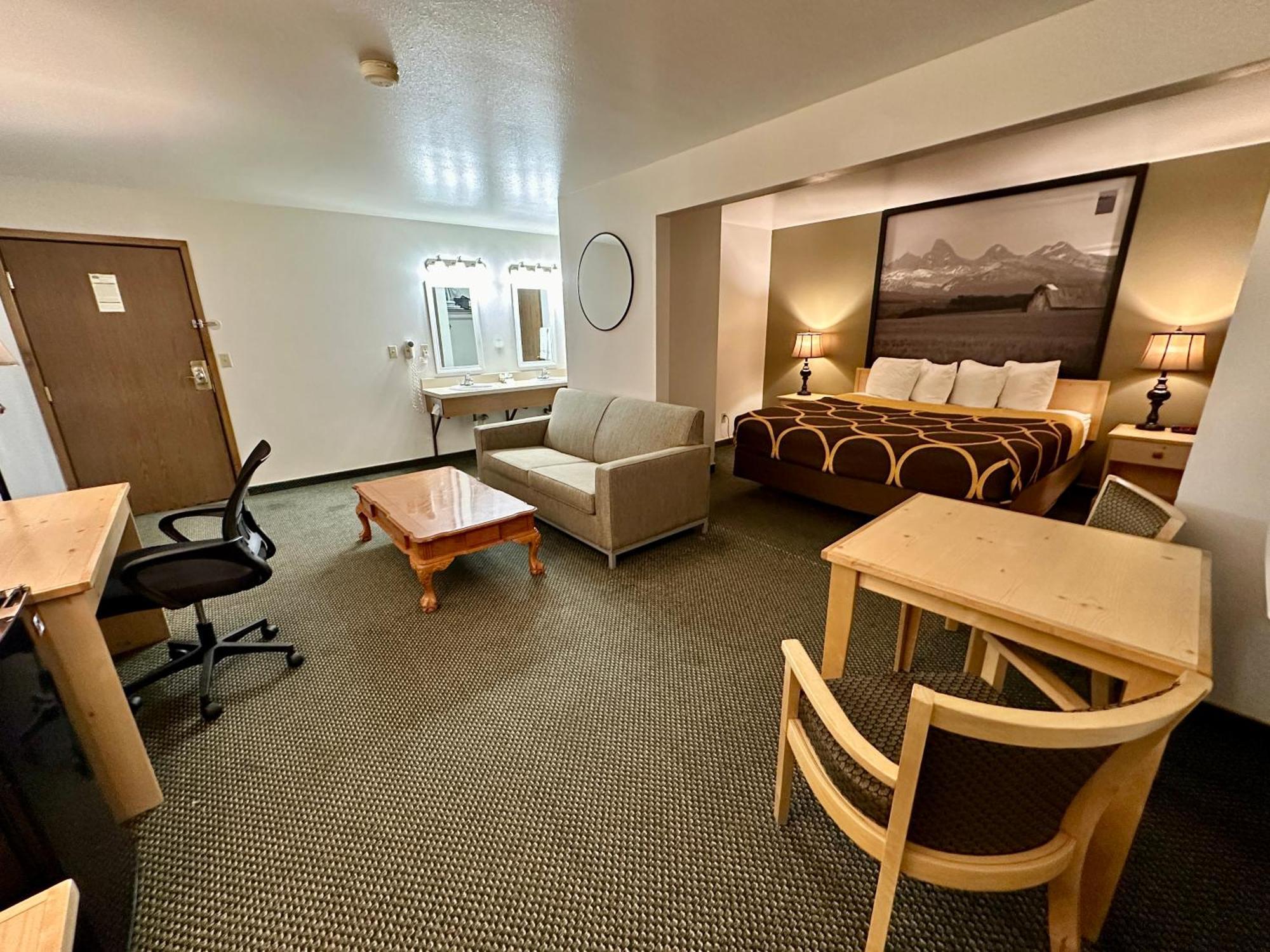Deluxe King Suite
