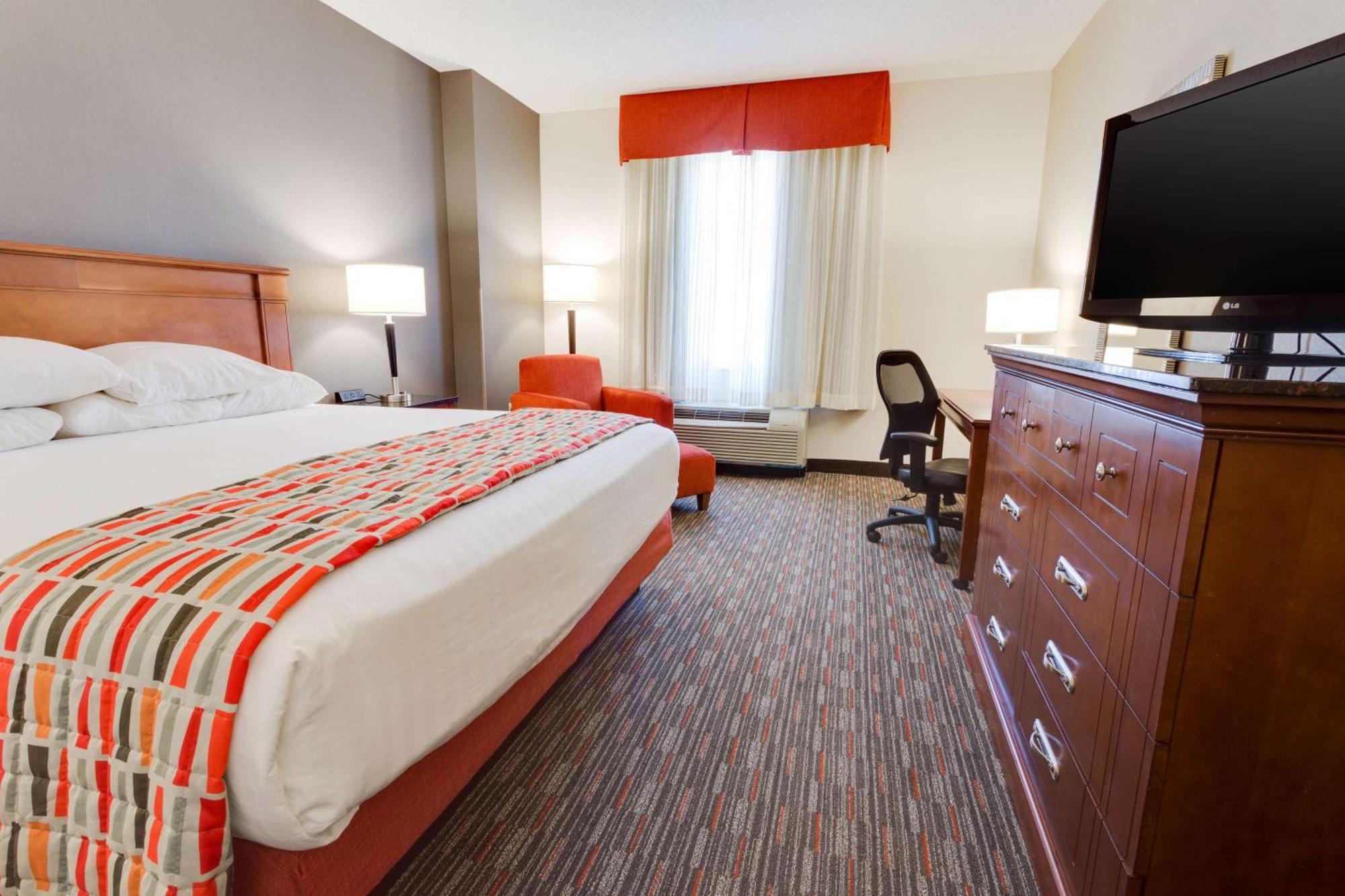 Deluxe King Room Accessible Tub