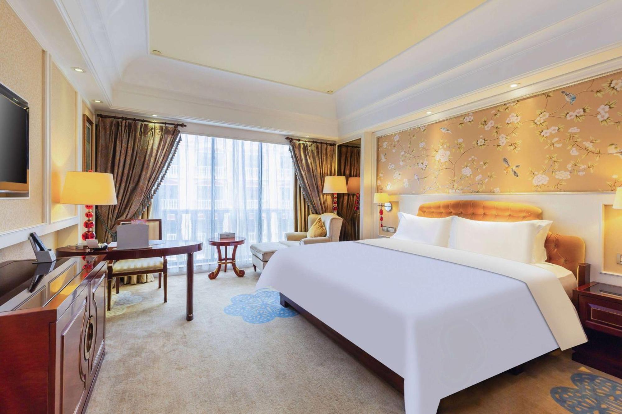Deluxe King Room - Non-Smoking