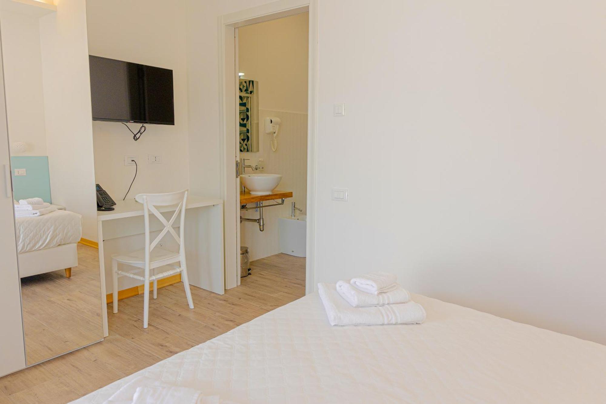 Deluxe Room,1743537440:JPEG