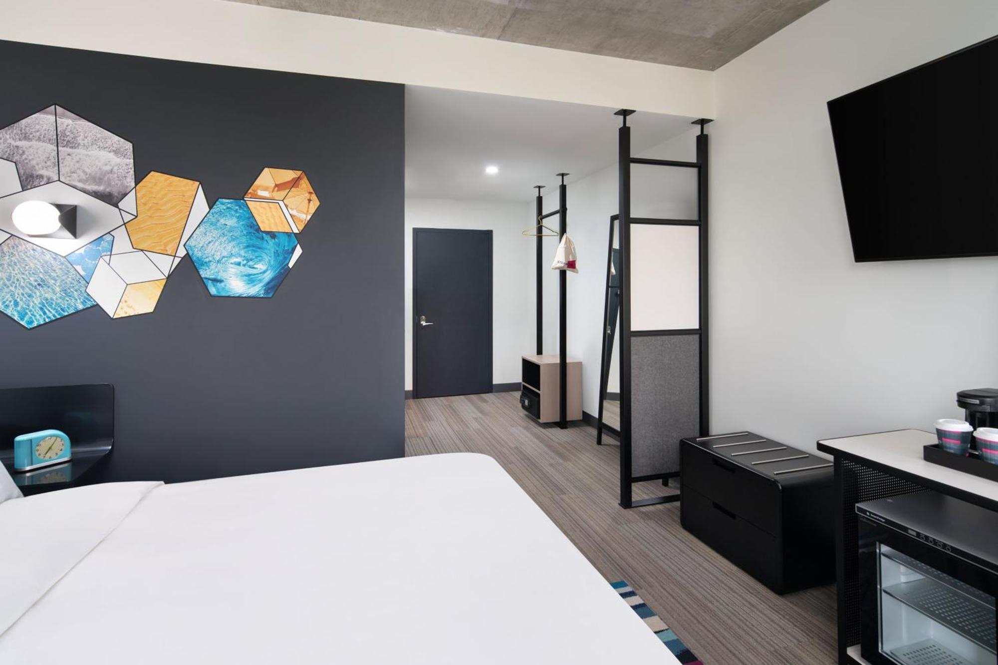 Aloft King Room with City View and Roll-In Shower - Mobility/Hearing Accessible