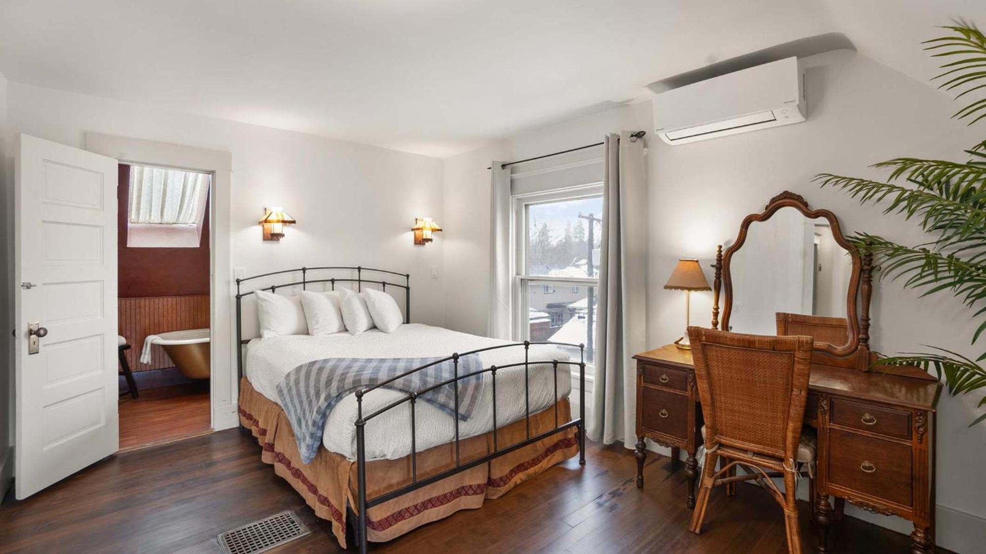 Luxury Queen Room,1596061639:JPEG