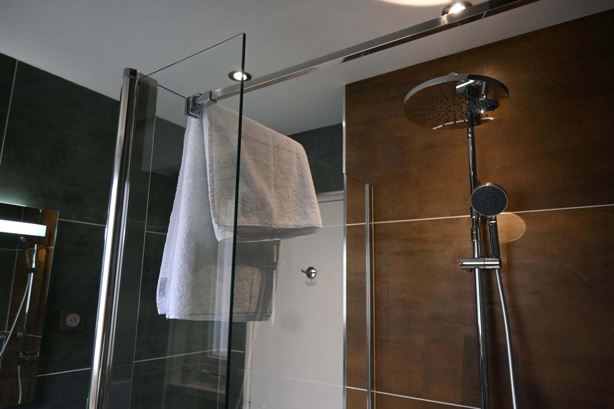 Double Room,1532973817:JPEG