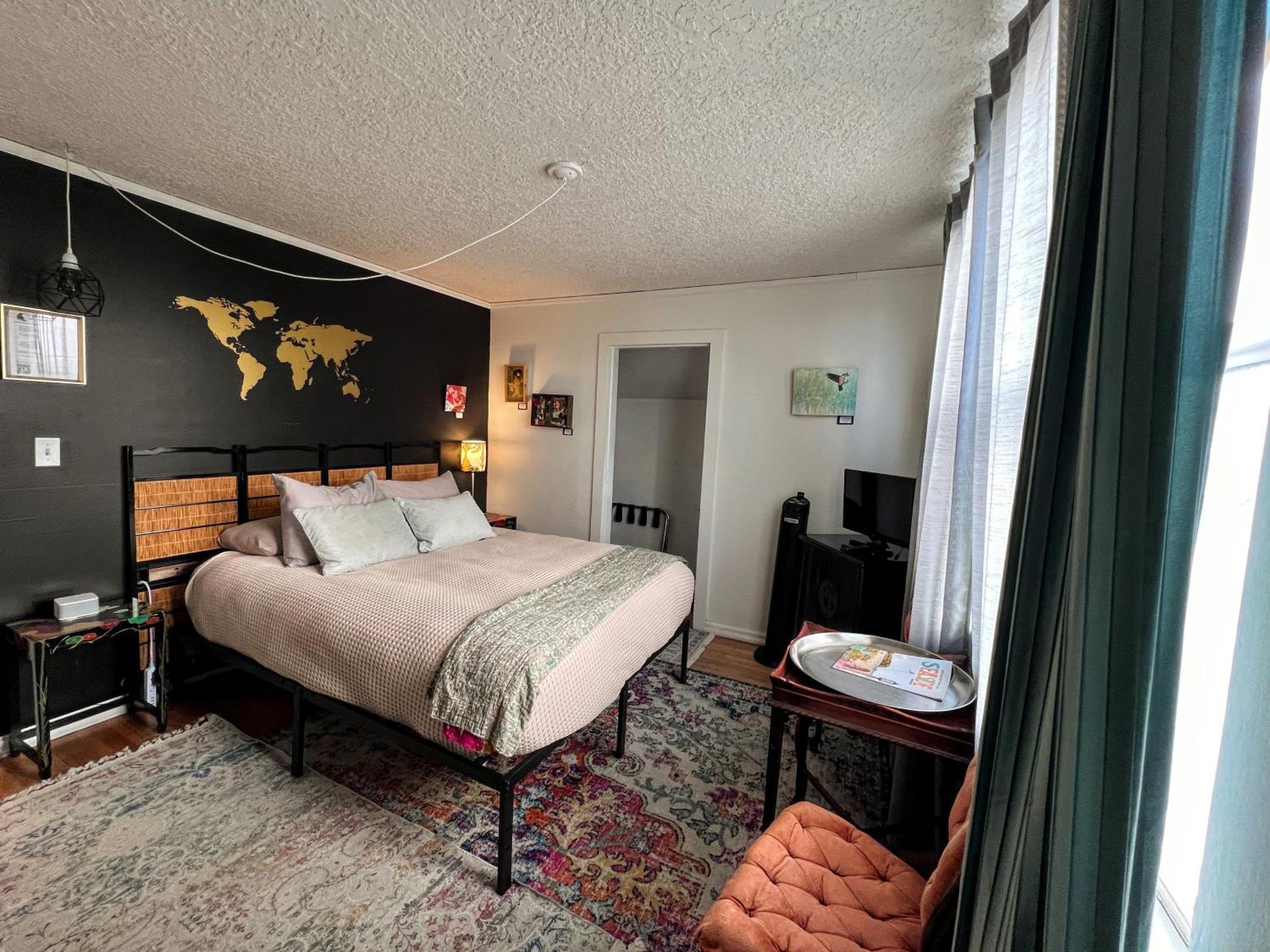 Deluxe Queen Suite