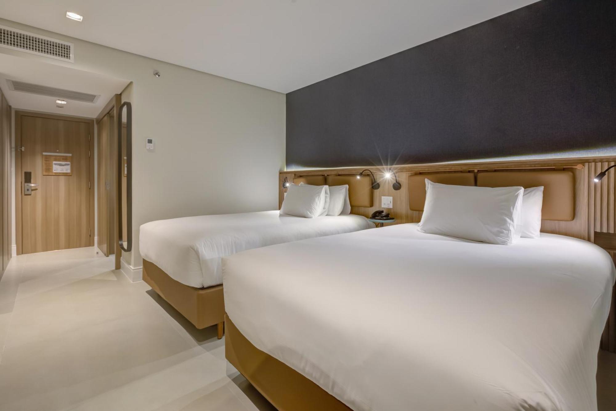 Quarto Duplo com 2 Camas de Casal