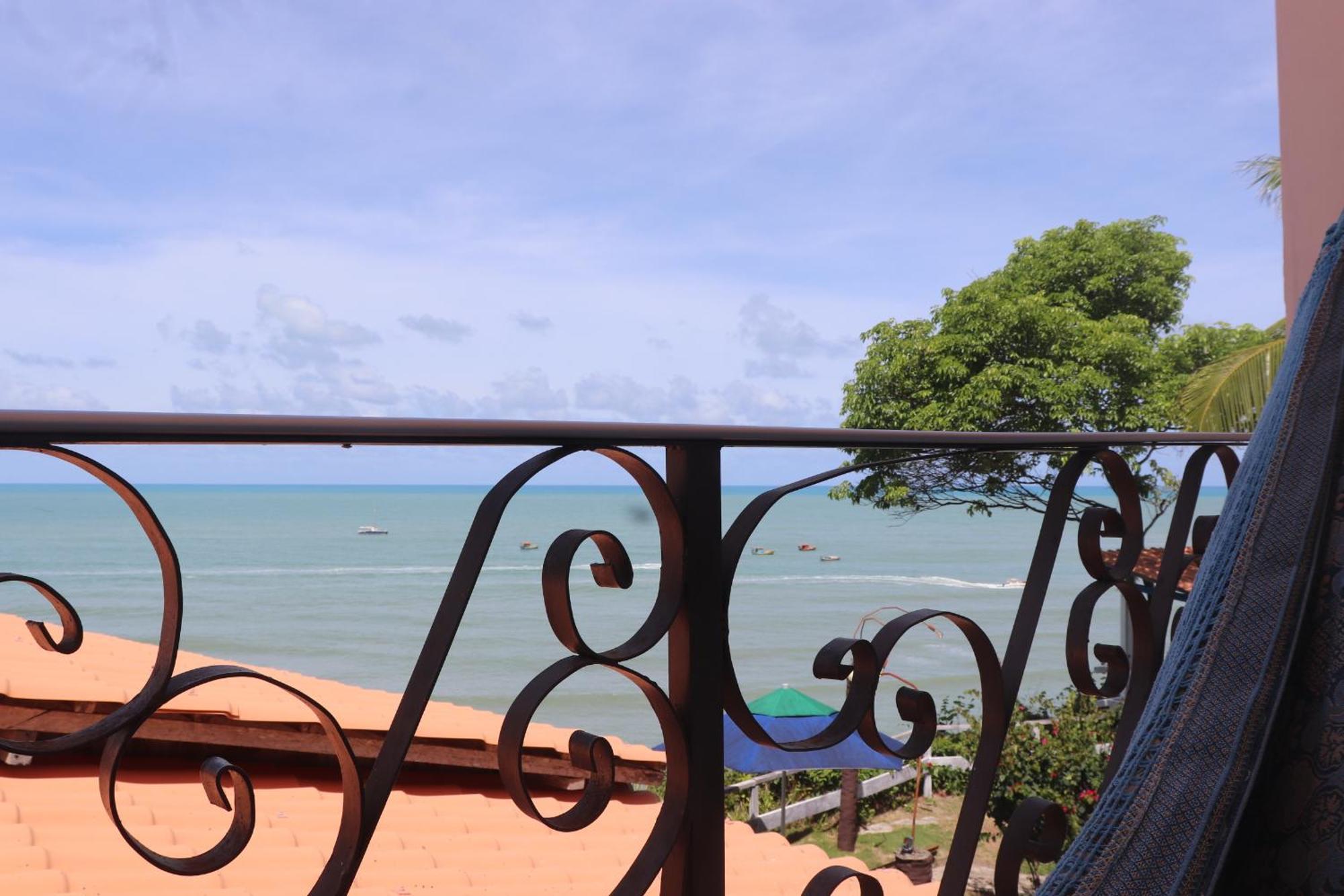 Suíte com Cama King-size e Vista Parcial do Mar