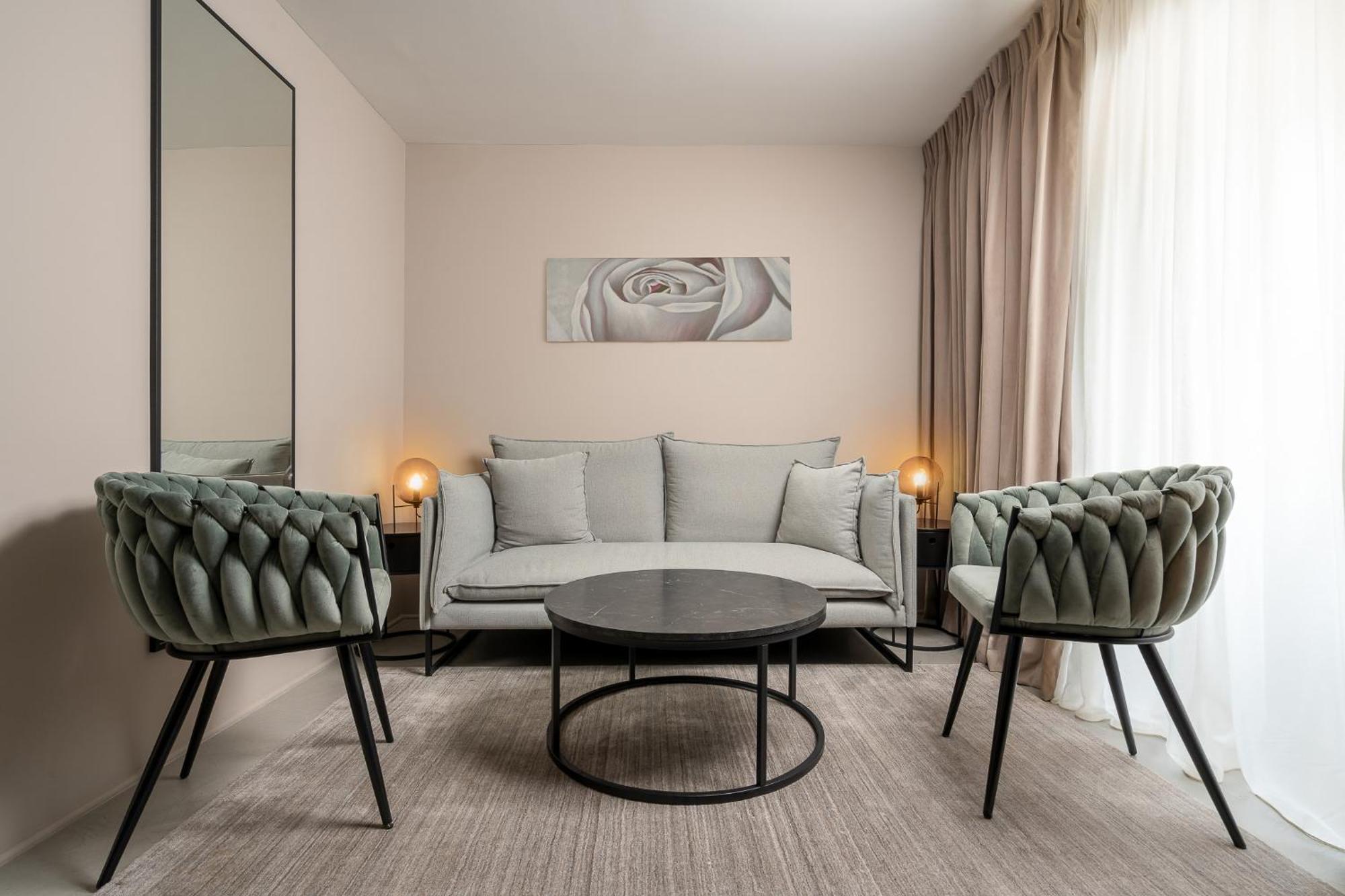 One-Bedroom Apartment,1525751218:JPEG