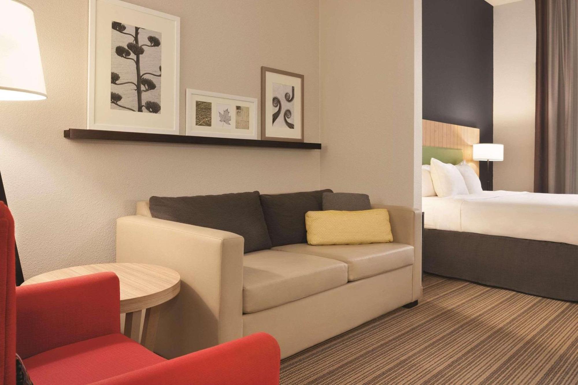 One-Bedroom Suite Two Queen Beds Sofa Bed Non-Smoking,1525844686:JPEG