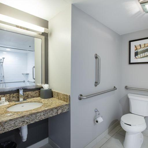 Queen Room Two Queen Beds Mobility Accessible Tub