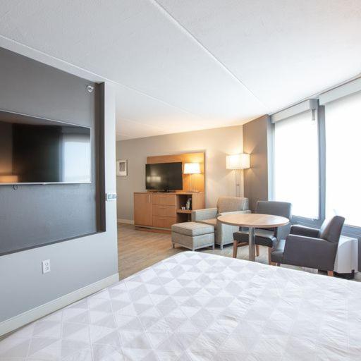 Queen Room Two Queen Beds Mobility Accessible Tub