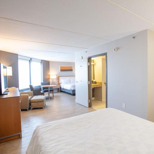 Queen Room Two Queen Beds Mobility Accessible Tub