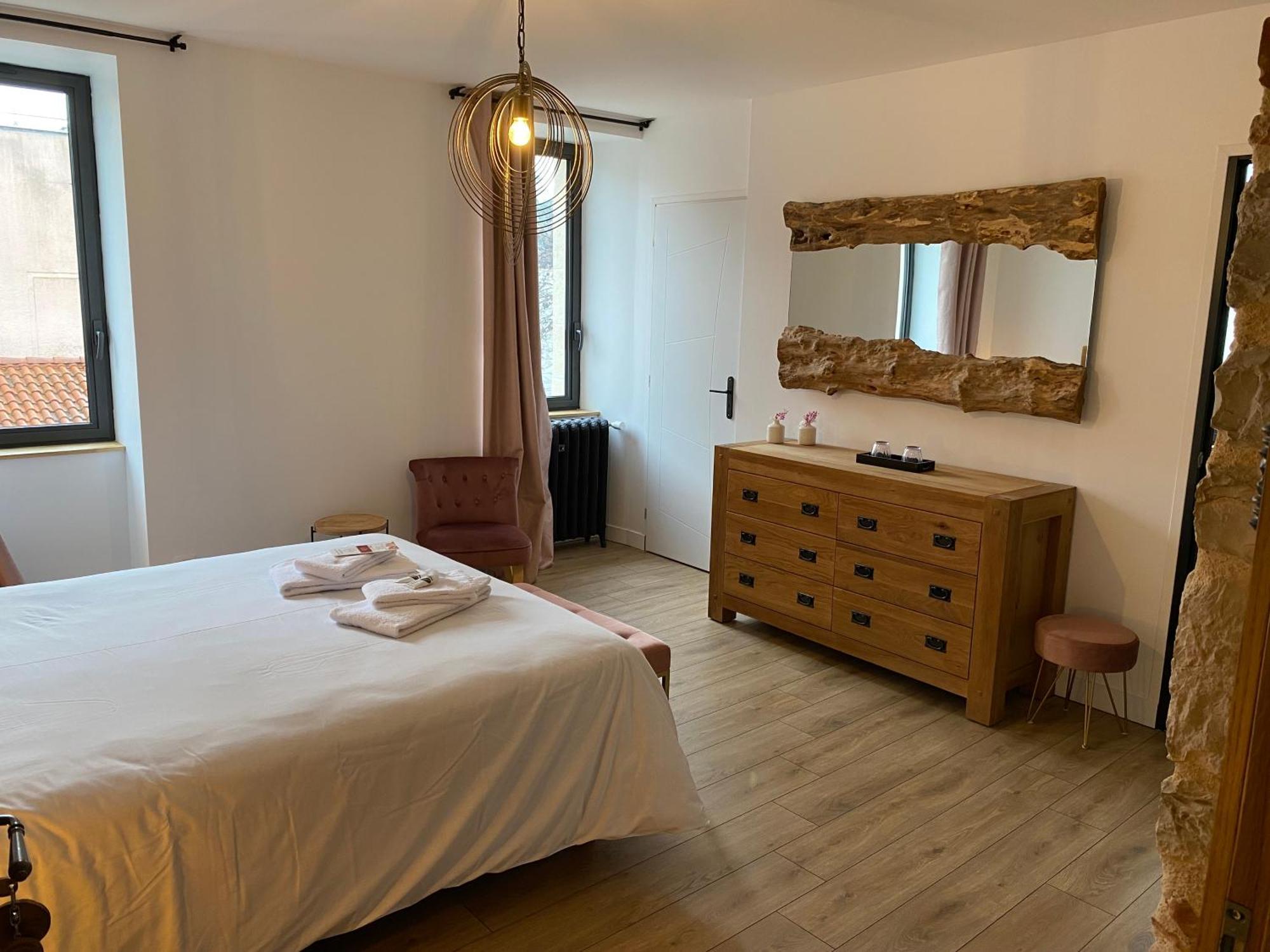 Queen Room,1526359576:JPEG